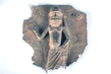 MARKK: C 2386. Reliefplatte (Fragment), Würdenträger